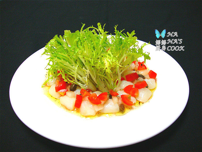 扇贝蔬菜沙拉,摆在盘子中间