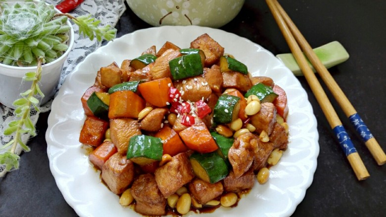 家常版宫保鸡丁,拍上成品图,一道美味又下饭的家常版宫保鸡丁就完成了。