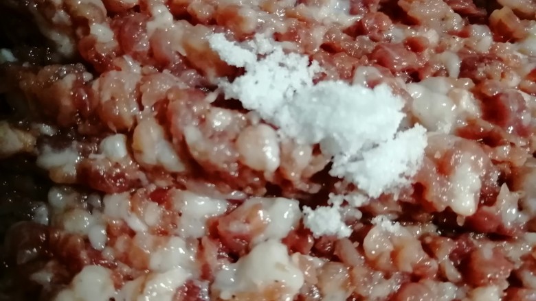 简易版的肉丸子汤,加点点盐,拌匀