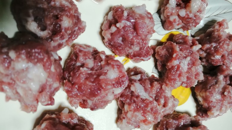 简易版的肉丸子汤,捏成一个个小肉丸子