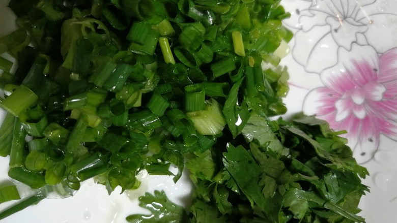 简易版的肉丸子汤,香菜和葱洗干净,切好