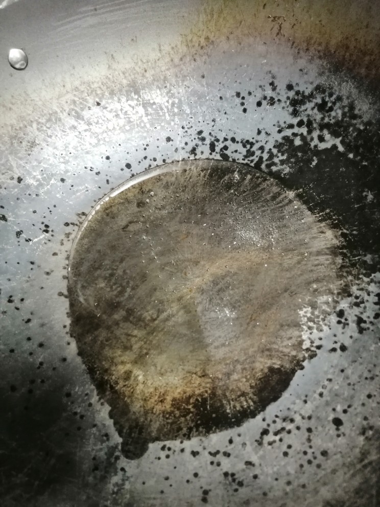 简易版的肉丸子汤,开火加热锅,倒入油
