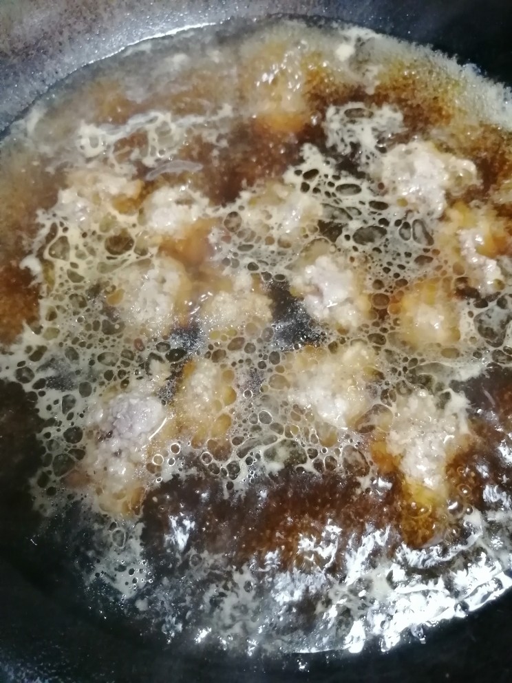 简易版的肉丸子汤,水开了,加肉丸子