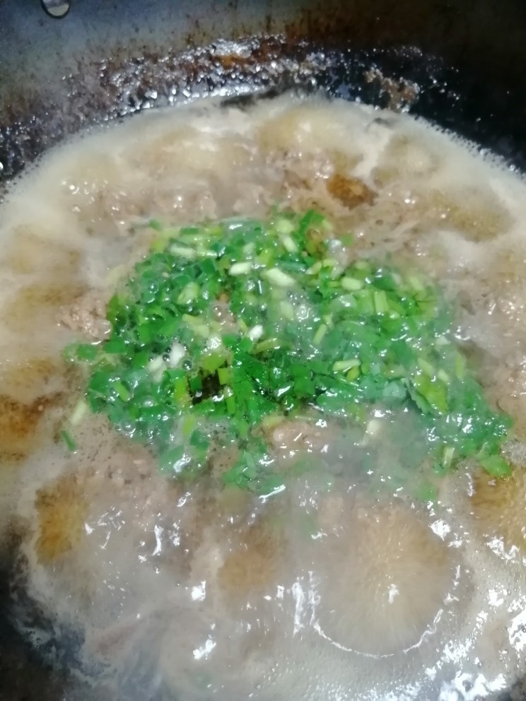 简易版的肉丸子汤,沸水煮个十分钟,加香菜和葱