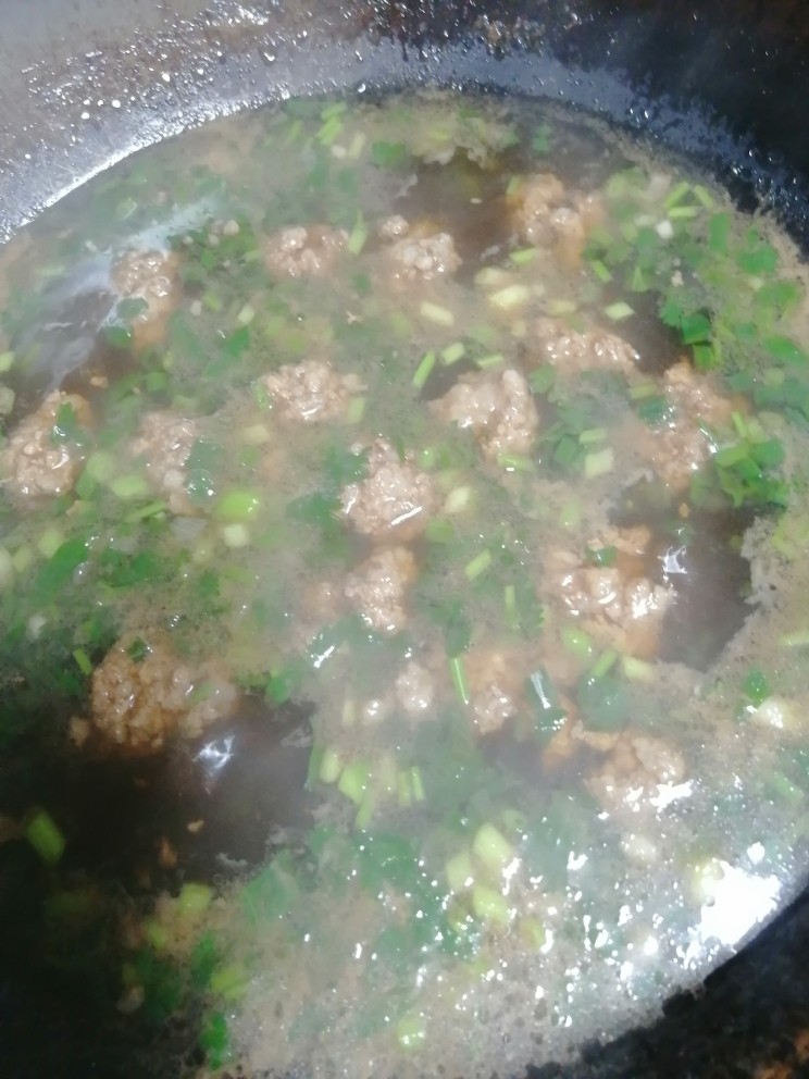简易版的肉丸子汤,把香菜和葱烫熟,熄火准备盛出