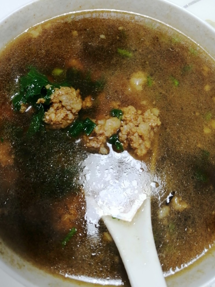 简易版的肉丸子汤,盛碗成品