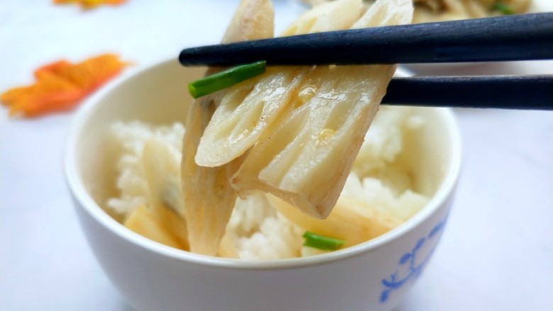 酸辣藕尖,口感松脆,酸辣开胃,特别下饭哦!