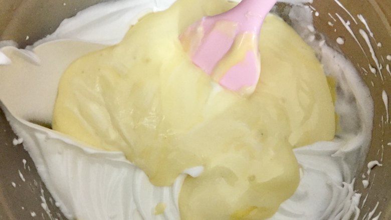 卡通小蛋糕,把拌匀的面糊倒入到剩余的蛋白霜中,继续翻拌均匀。