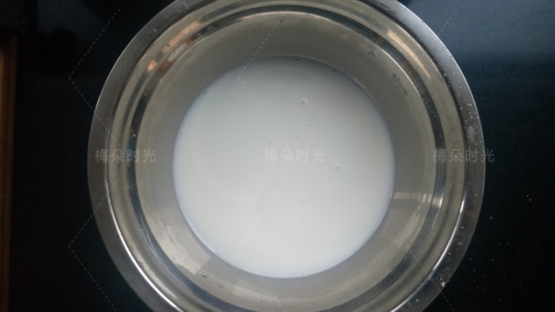 葡式蛋挞,称重110克牛奶,加入25克白糖,搅拌融化。