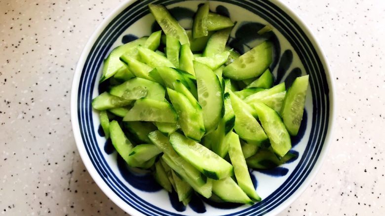 虫草花黄瓜鸡蛋汤,全部切好，备用