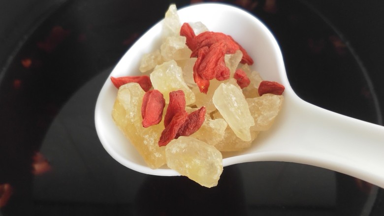 养生良方:黑芝麻黑豆核桃粥,40分钟后，粥煮好，加入<a style='color:red;display:inline-block;' href='/shicai/ 866'>冰糖</a>，<a style='color:red;display:inline-block;' href='/shicai/ 673'>枸杞</a>，并搅拌一下至<a style='color:red;display:inline-block;' href='/shicai/ 866'>冰糖</a>融化。