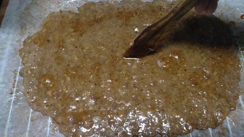 蜜汁烤肉铺,取出后,两面分别刷上烧烤蜂蜜。再烤制15分钟。