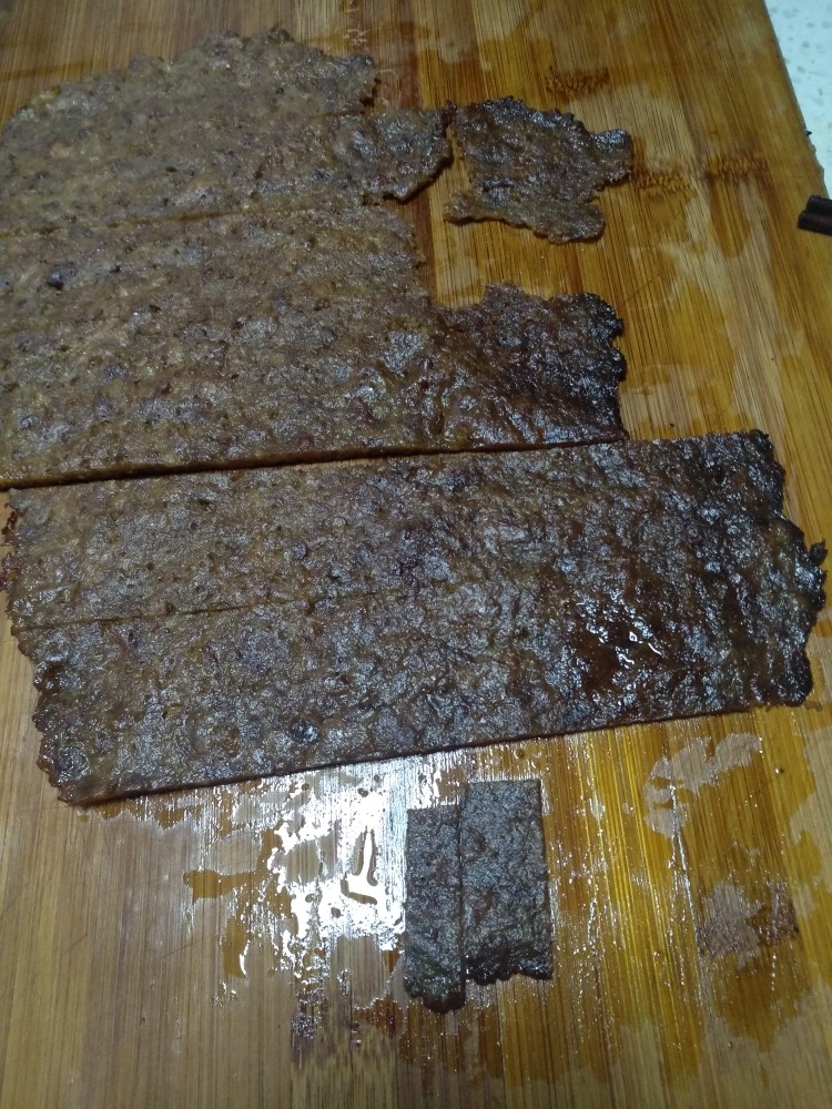蜜汁烤肉铺,取出后去掉烧烤纸,在烧烤架上再烘制5分钟,取出晾凉。