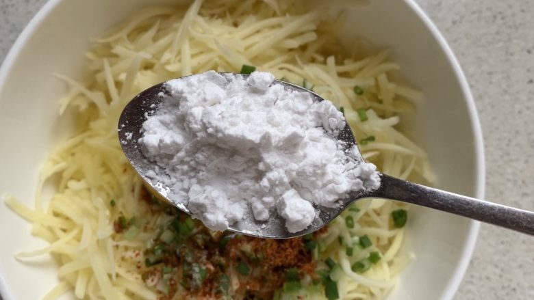 土豆丝饼,2勺淀粉，几个土豆就加几勺淀粉