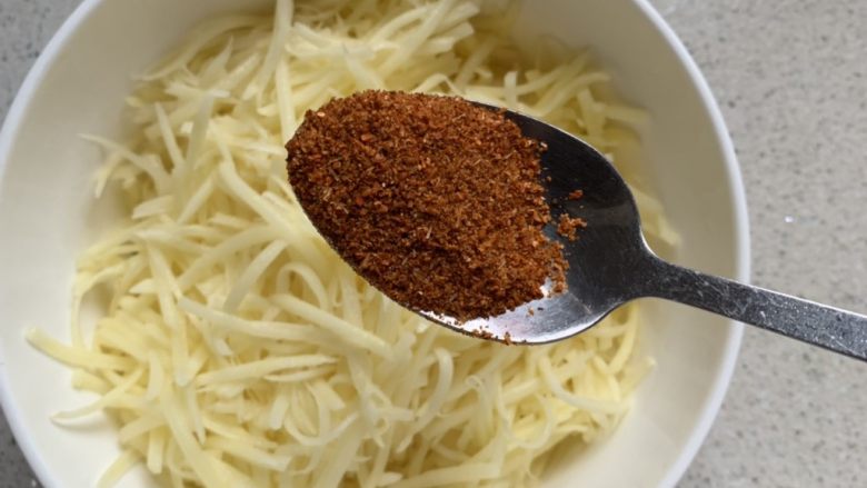 土豆丝饼,加一勺麻辣粉,里面有辣椒粉、花椒粉,孜然粉,椒盐