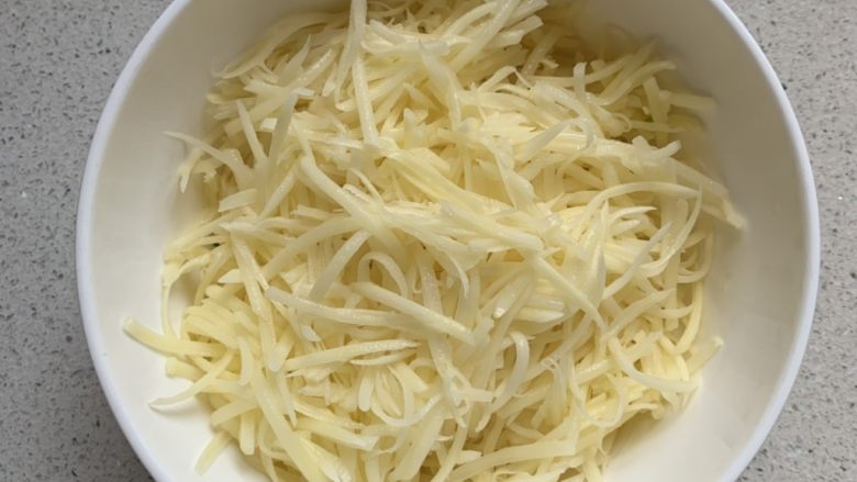 土豆丝饼,擦丝,不要洗哦!