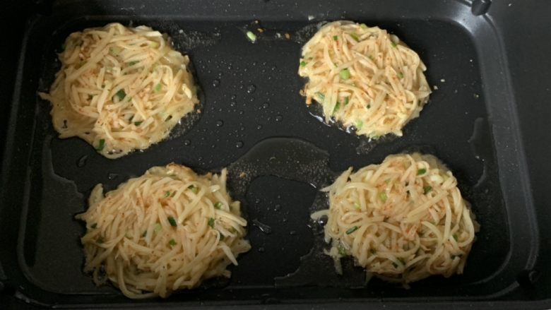 土豆丝饼,舀一勺,再用勺子压压平