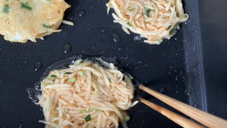 土豆丝饼,用筷子把边缘处弄弄好