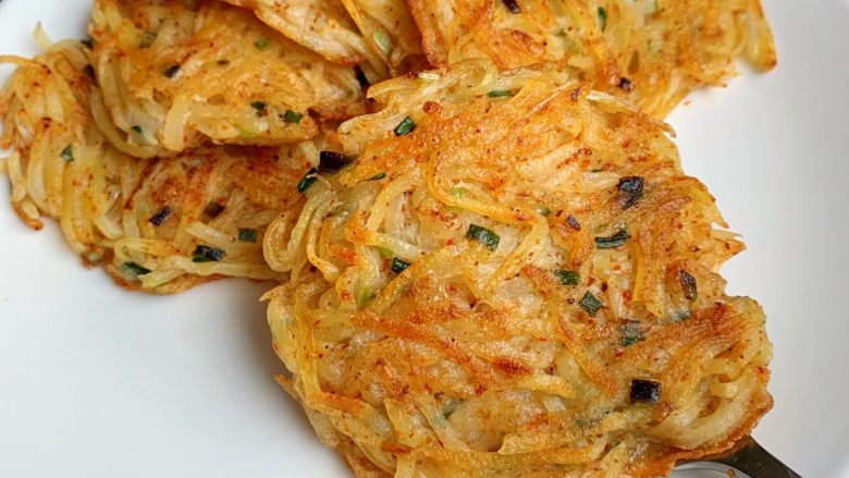 土豆丝饼,搭一碗稀饭,完美!