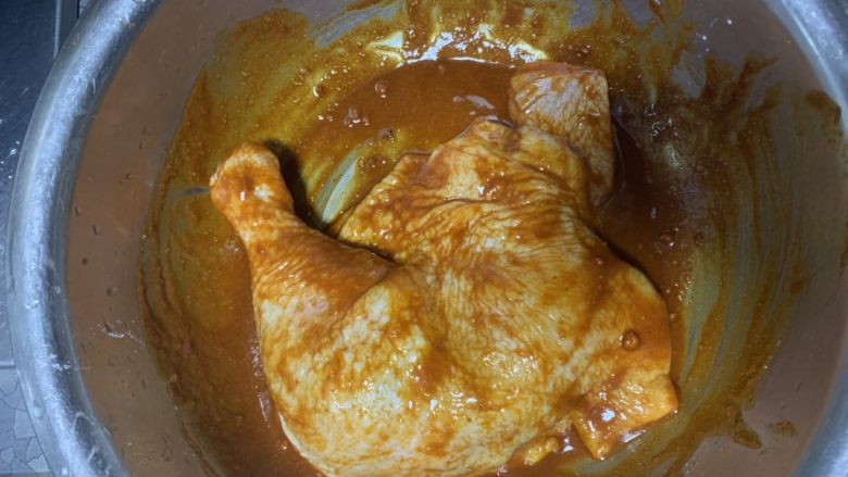 奥尔良烤鸡腿,涂抹均匀
