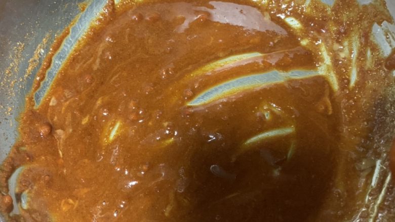 奥尔良烤鸡腿,放奥尔良腌料 (咸)放料酒 姜粉 糖 蚝油 盐(少放)搅拌均匀