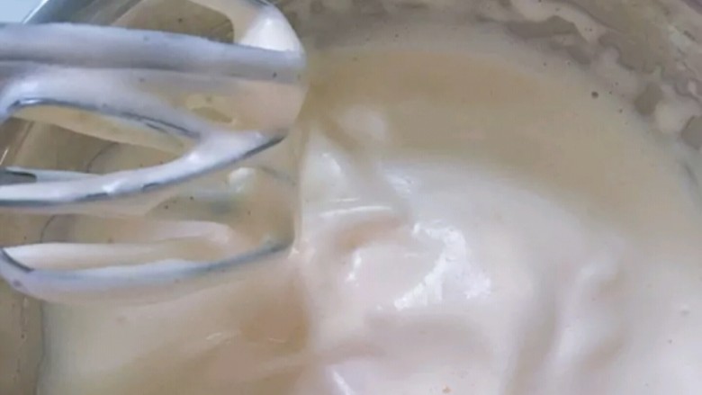 甜甜圈蒸糕,4.再用打蛋器高速打发,打到提起画纹路5秒不消失。