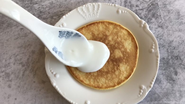 酸奶松饼,小饼上放上一小勺酸奶