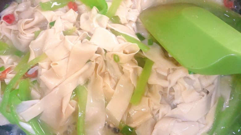 尖椒干豆腐,翻炒均匀我们加入水淀粉勾芡,水淀粉就是一点玉米淀粉加一点水搅拌均匀