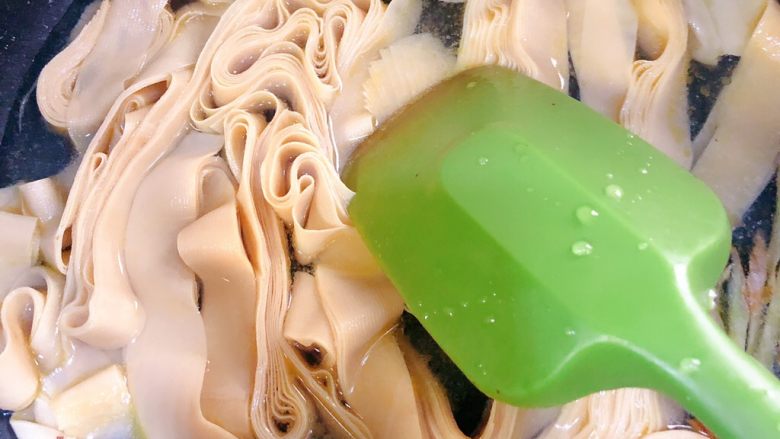 尖椒干豆腐,锅里加水,我用的是超薄的干豆腐比较干,加上我放冰箱里冻了,所以加水炖一下会好吃一点,如果是那种厚的水分比较大,就少加一点水