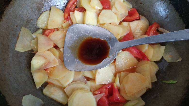 西红柿青椒土豆片,把土豆片翻炒至透明,放入一勺<a style='color:red;display:inline-block;' href='/shicai/ 788'>生抽</a>翻炒