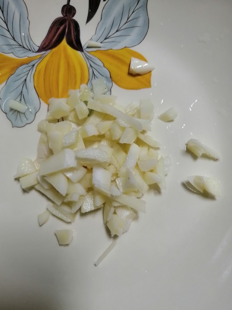 爽口开胃的拍黄瓜,蒜瓣洗干净,切好
