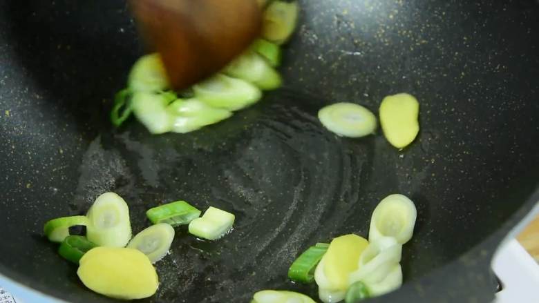 快手下饭菜,简单好吃,热锅冷油,把葱、姜炒香。