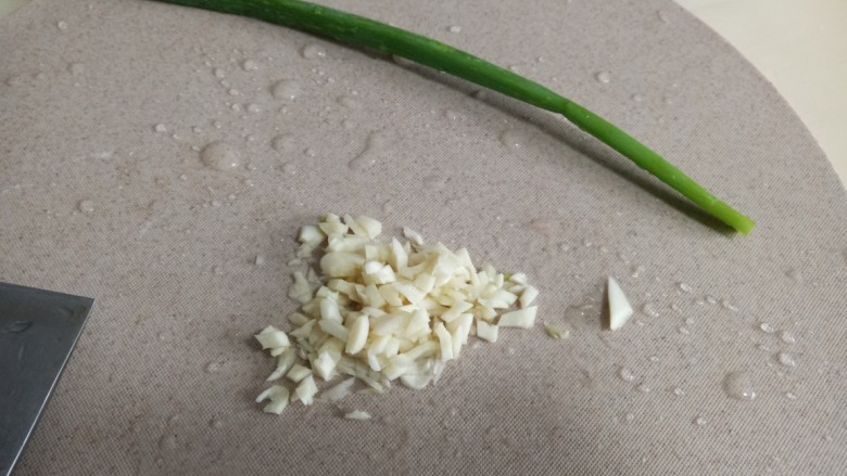 香辣孜然土豆丁,葱切粒,蒜切末
