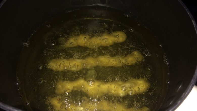 千层酥麻花,放入麻花开始炸;