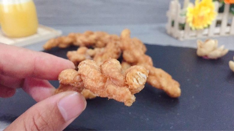 千层酥麻花,最后趁热在上面撒点细砂糖,开吃!