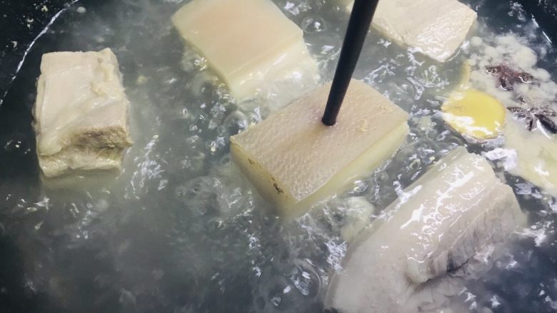 梅菜扣肉,煮大概15分钟,筷子能插穿即可。