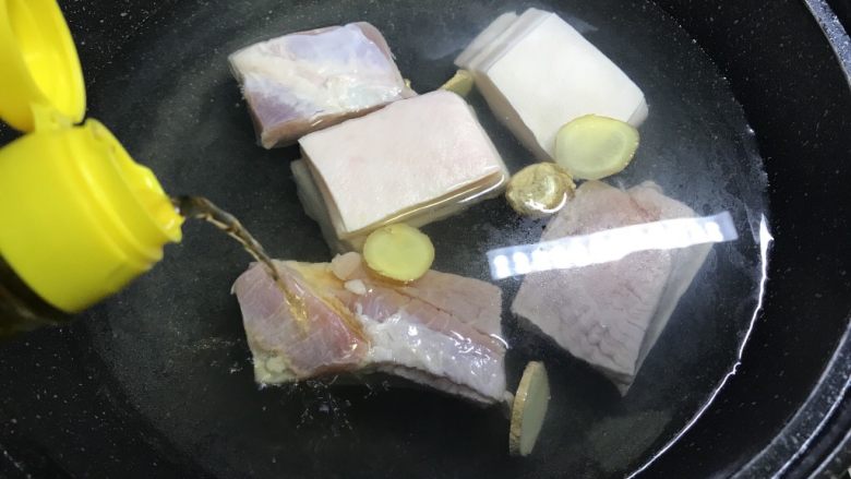 梅菜扣肉,冷水下锅,放入姜片,料酒,大料。(一大块儿肉最好,不过家里只剩下这几小块了,也不影响。)
