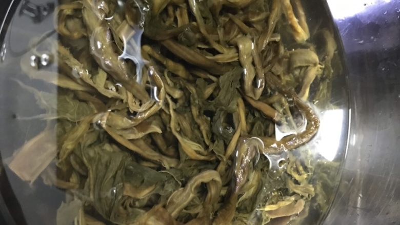 梅菜扣肉,水冲洗芽菜,非常关键。一定要多泡多洗,大概洗7-8次,每一次换水时要拧干,像手洗衣服一样。(超市的芽菜非常咸的,不好好洗,这个菜就毁了)