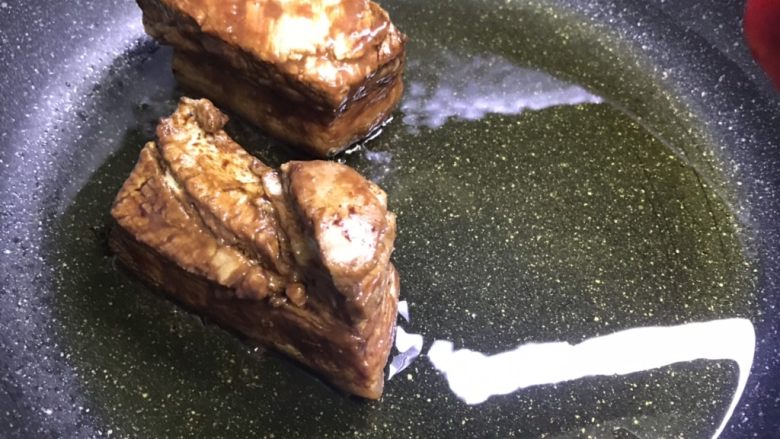 梅菜扣肉,注意:油量末过猪油皮,油温5成热时迅速放入肉,猪皮向下。(迅速盖上锅盖,一会儿油花会四溅)中火。