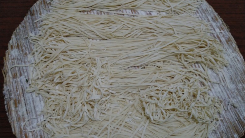洋白菜、君达菜拌面,<a style='color:red;display:inline-block;' href='/shicai/ 519'>面粉</a>加入清水,搅拌成絮状,压成面条。
