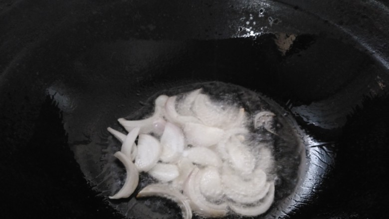 洋白菜、君达菜拌面,锅中放入适量油,炒香洋葱。