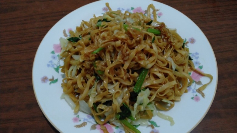 洋白菜、君达菜拌面,撒上蒜汁~好吃