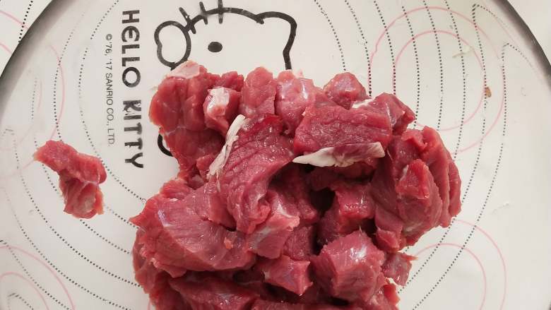 蒜头烤牛肉,2、<a style='color:red;display:inline-block;' href='/shicai/ 216'>牛肉</a>切成短条。