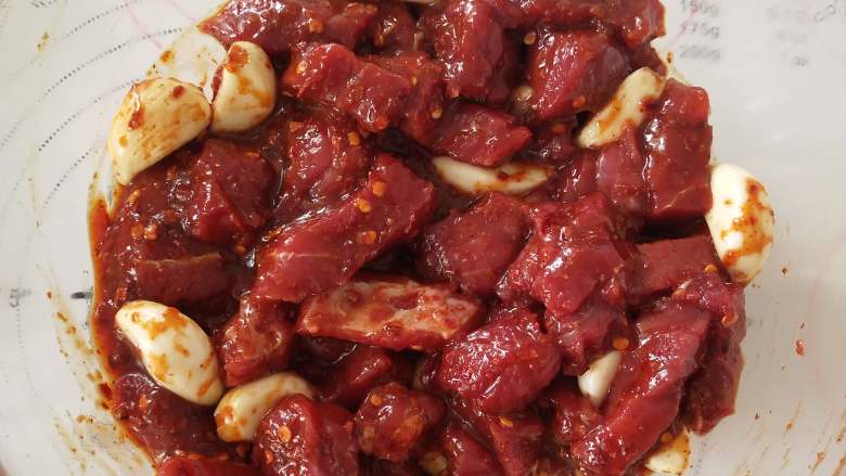蒜头烤牛肉,4、腌制20分钟以上,越长时间越好。