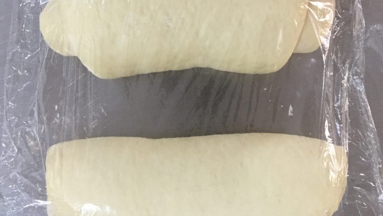 葡萄干吐司,然后卷起,再松弛15分钟。