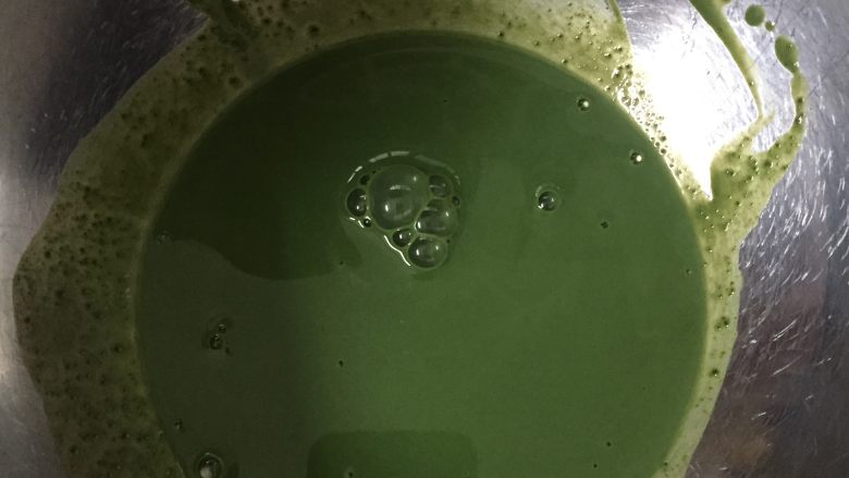 草莓抹茶卷,抹茶粉放在打蛋盆中,把加热的牛奶倒入,用手动打蛋器搅拌至抹茶粉融化,无颗粒状。