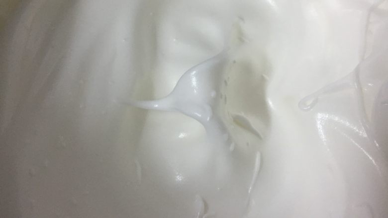 草莓抹茶卷,打发蛋白霜,把60g的细砂糖分3次加入到蛋白中,打到湿性发泡,大弯勾状态。