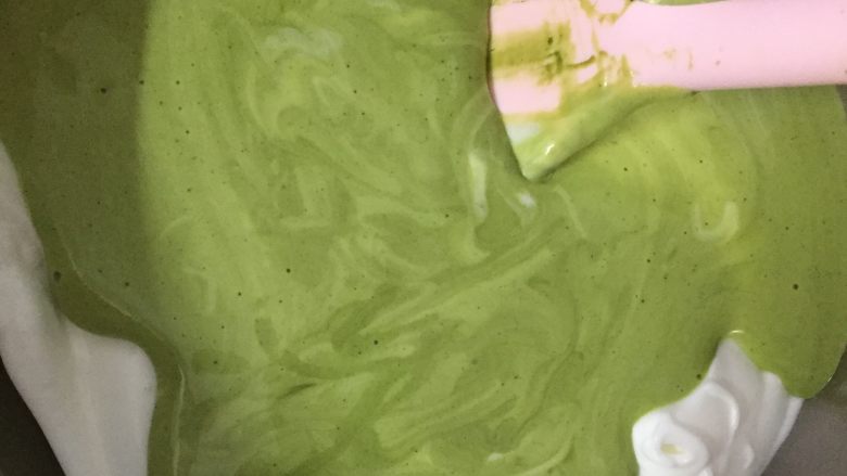草莓抹茶卷,把拌好的面糊倒入到剩余的蛋白霜中,继续快速翻拌均匀。