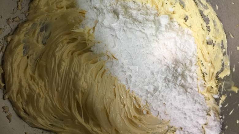 柠檬马芬蛋糕,把糖粉分2次加入到黄油中,每次都把糖粉充分混合,高速打发蓬松。然后再加第二次的糖粉打发。打发好的黄油颜色发白,体积蓬松。