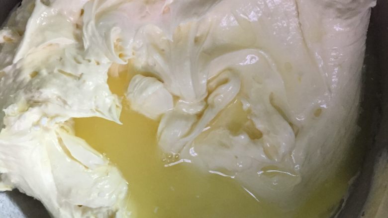 柠檬马芬蛋糕,面粉搅拌均匀后加入柠檬汁,继续用打蛋器搅拌均匀。重复这一步骤3次。